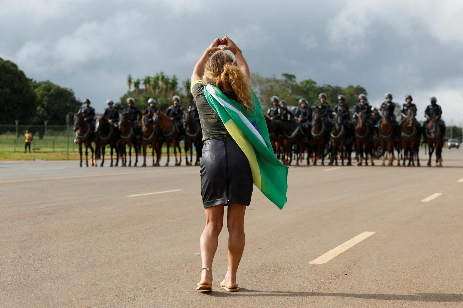 Paremäärmusliku presidendi Bolsonaro toetaja vastamisi Brasiilia julgeolekujõududega 9. jaanuaril 2023.