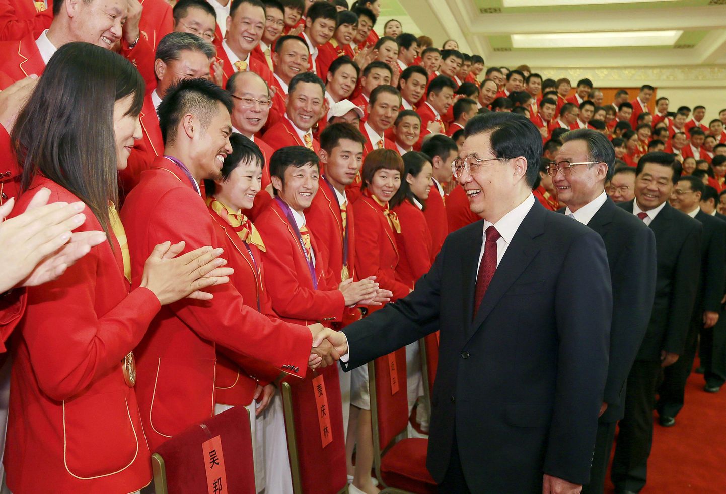Hu Jintao ja teised Hiina riigimehed tervitasid olümpiasportlasi.