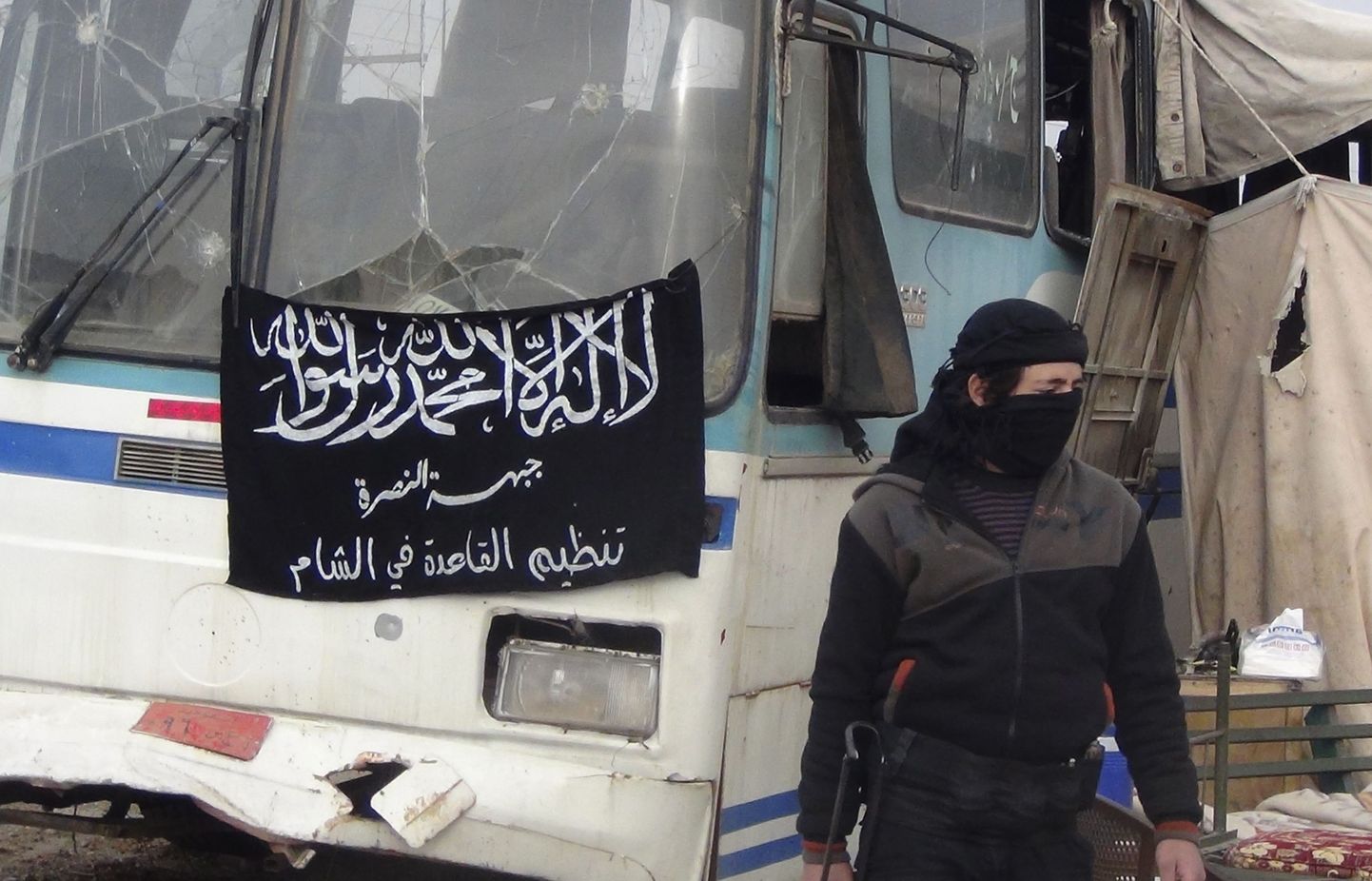 Jabhat Al-Nusra võitleja lipuga