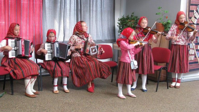 Kihnlased on pärimusmuusikaga kokku kasvanud – seda näitas seitsmenda tantsupäeva avamine Kihnu rahvamajas./ Silvia Paluoja