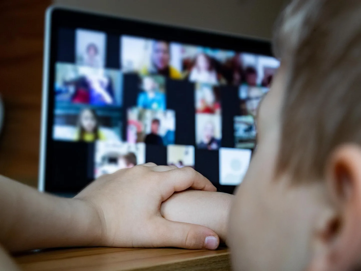 Distantsõpe toimub arvutipõhiselt valdavalt Zoomi ja teiste videokonverentside rakenduste vahendusel.