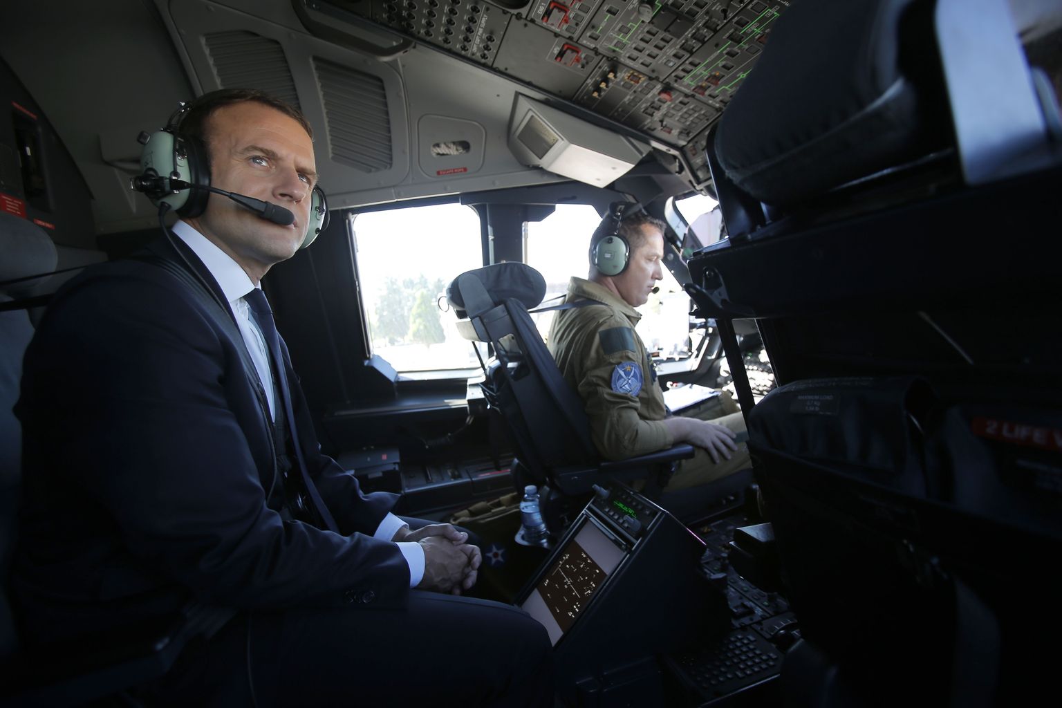 Prantsusmaa president Emmanuel Macron eile Villacoublay õhuväebaasis lennuki Airbus A400M piloodikabiinis. Vastse presidendi esimene ametikuu on möödunud lennukalt.
