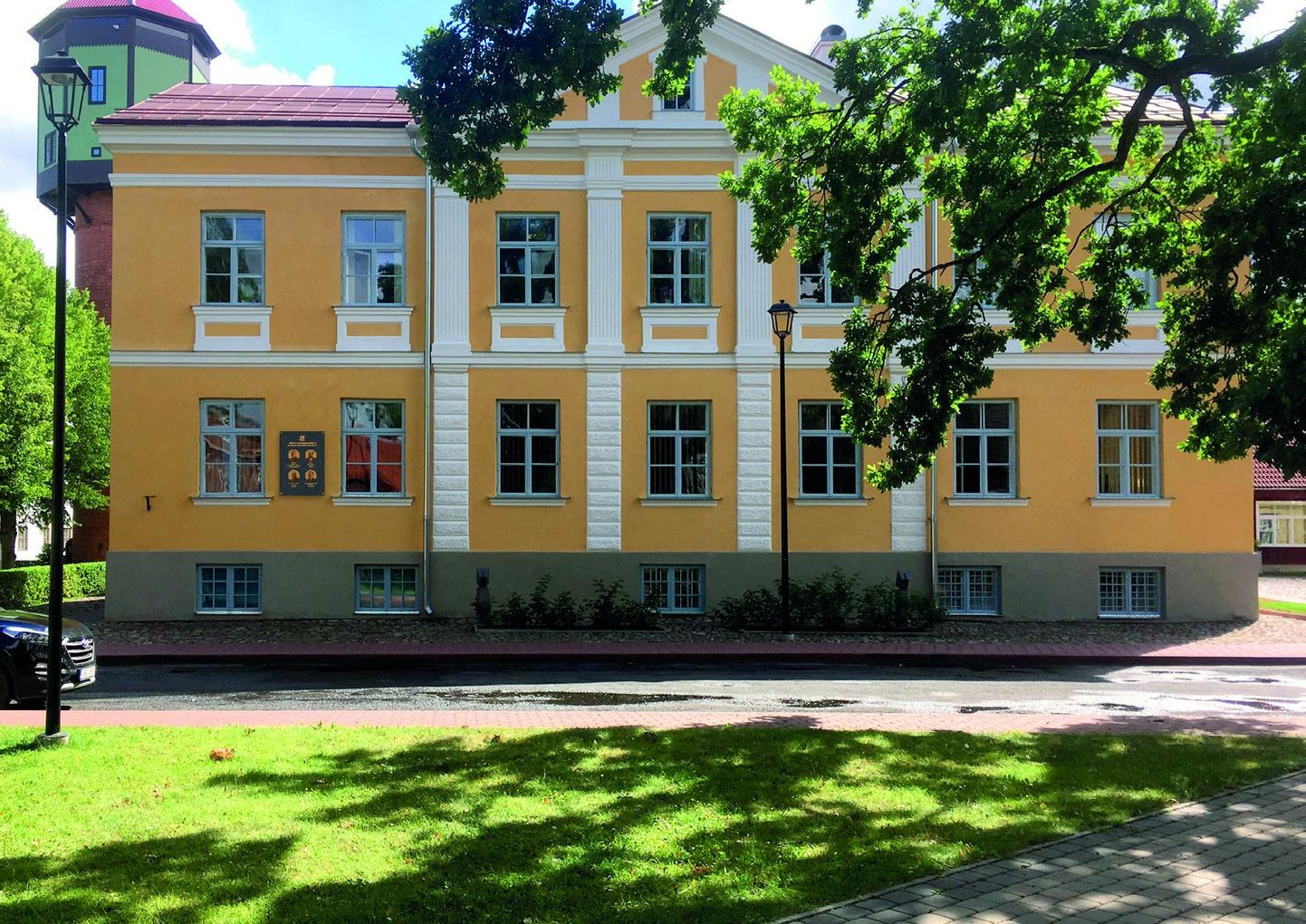 Mälestustahvlil on Johan Laidoner, Jaan Tõnisson, Friedrich Karl Akel ja Theodor Andreas Käärik. Tahvel tuleb Laidoneri plats 5 asuva linnavalitsuse hoone fassaadile.