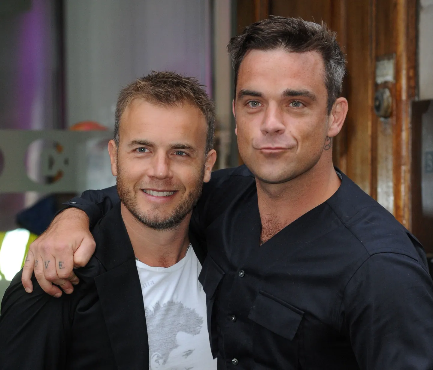 Gary Barlow ja Robbie Williams täna hommikul suundudes raadiosse intervjuud andma