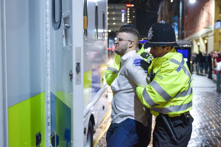 Uue aasta vastuvõtmine Birminghamis. Politsei võttis kinni joobes vägivallatseja