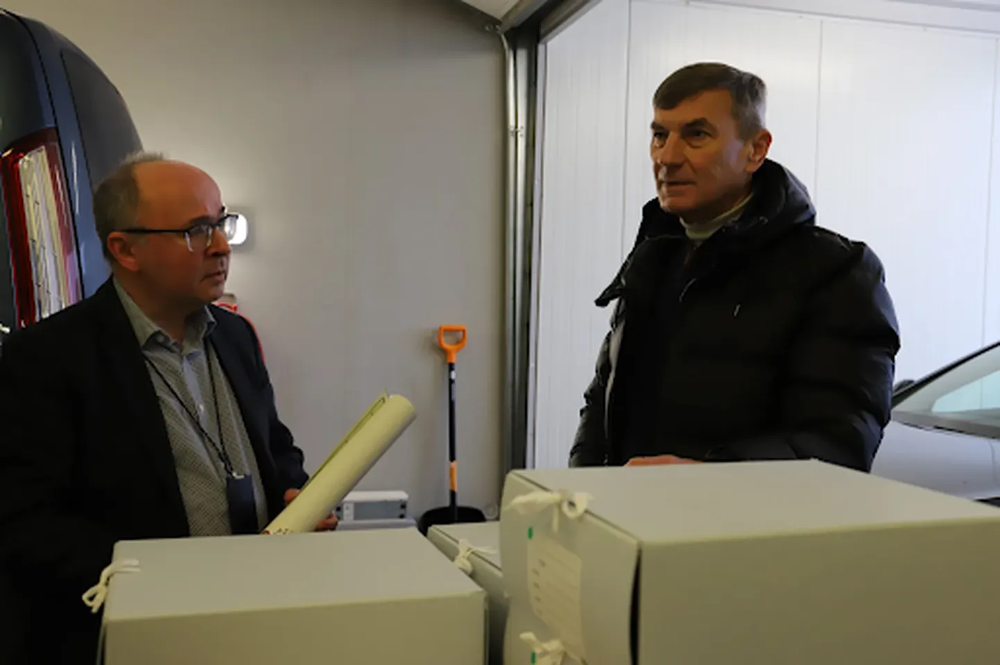 Andrus Ansip andis rahvusarhiivile üle oma isikuarhiivi. Fotol riigiarhivaar Priit Pirsko ja Andrus Ansip.