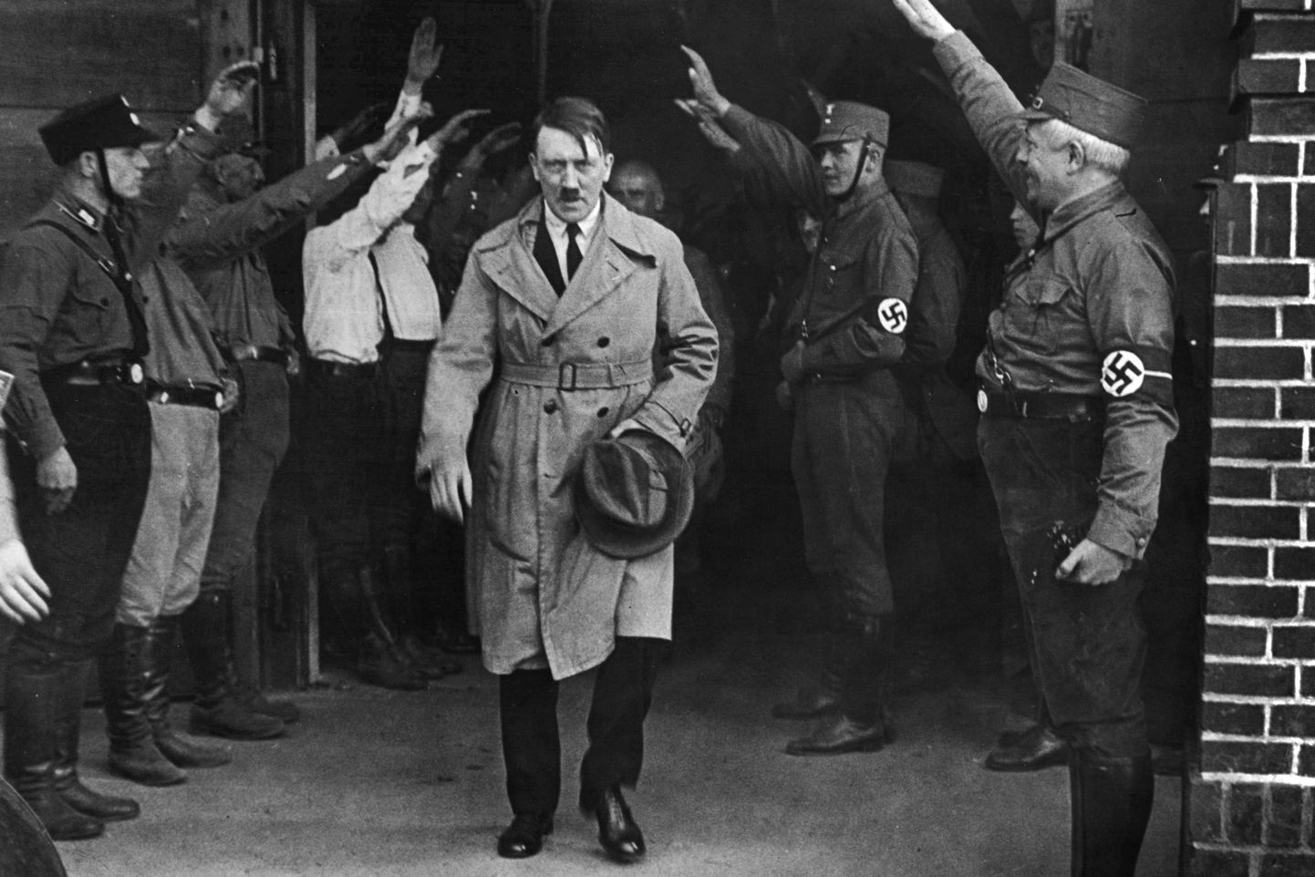 Saksa natsionaalsotsialistliku partei liider 5. detsembril 1931 tehtud fotol lahkumas Münchenis partei peakorterist. Temast sai Saksamaa kantsler 1933. aastal ja 1934. aastast valitses ta diktaatorina