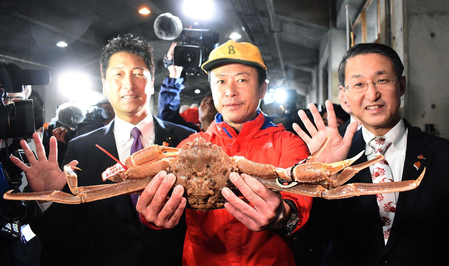 Jaapanlane Tetsuji Hamashita (keskel) ostis lumekrabi 5 miljoni jeeni (42 000 euro) eest