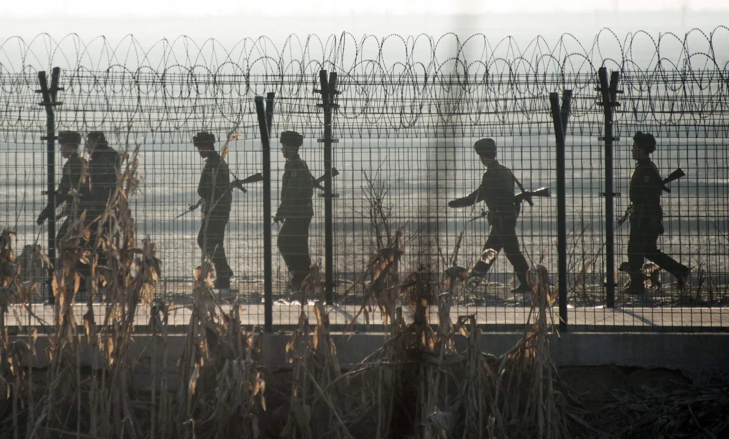 Põhja-Korea sõdurid patrullimas Hiinaga piirneva tara ääres.