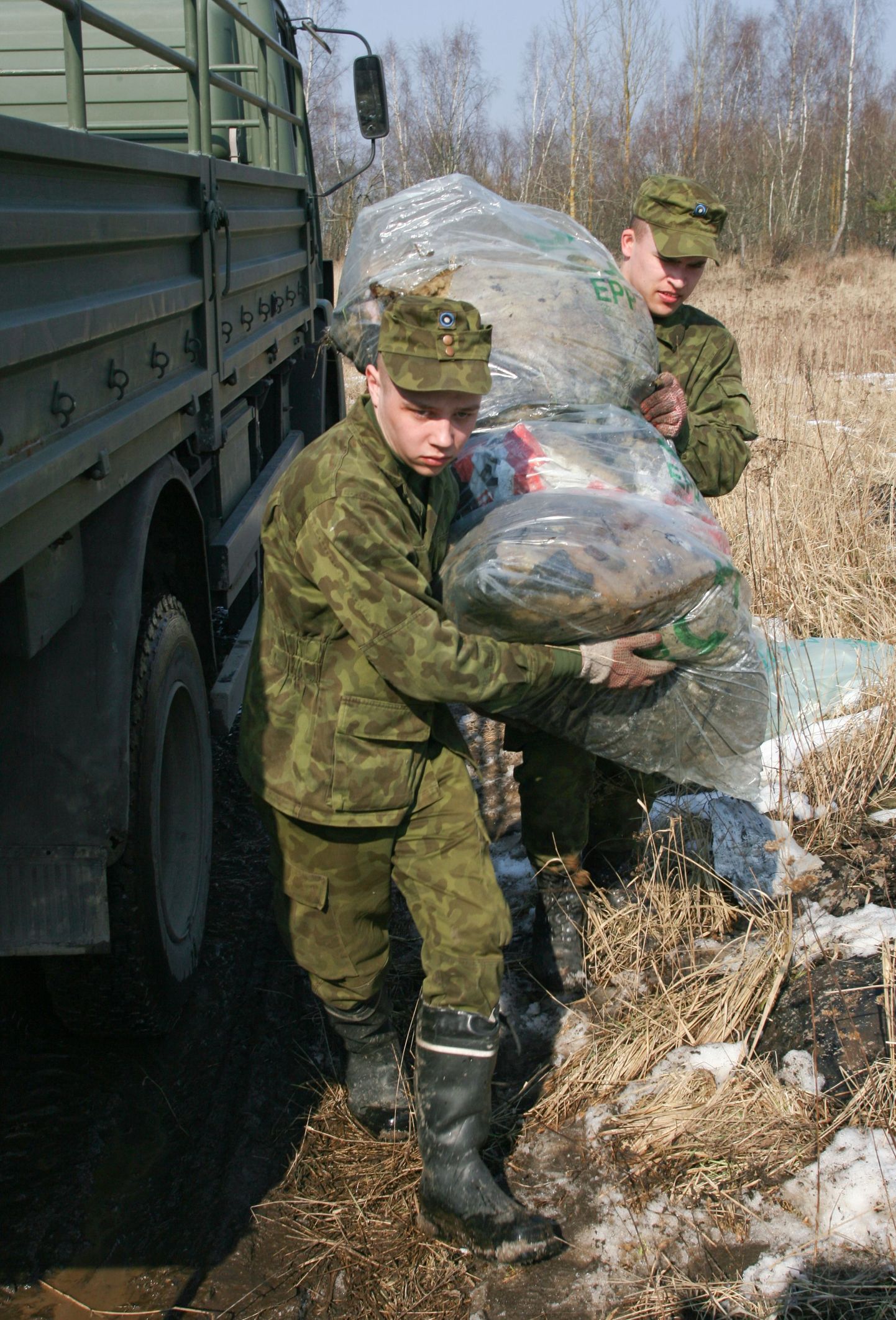 Kaitseväelased prügi koristamas. Foto on illustratiivne.