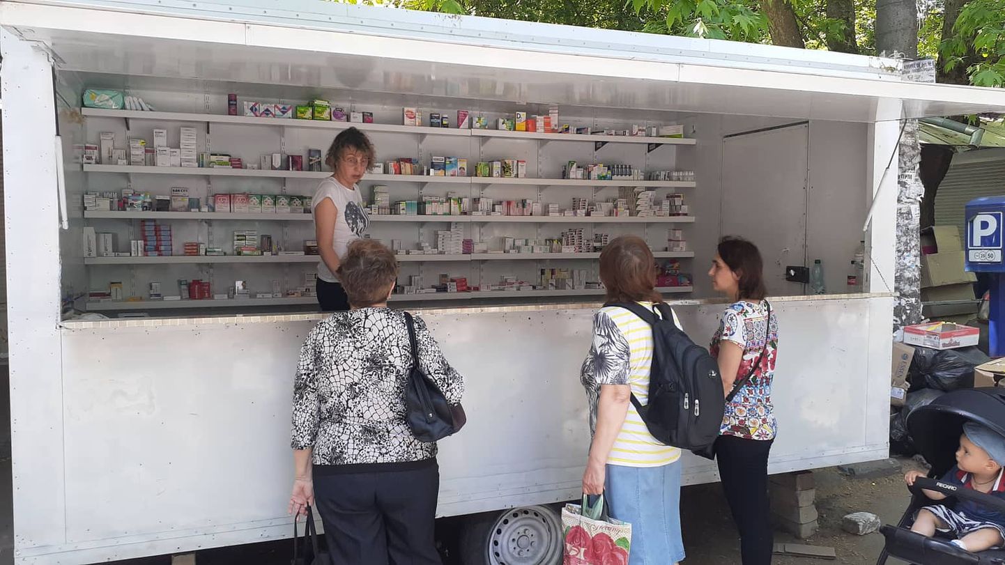 Такие мобильные аптеки – теперь для Херсона обычное дело. Медикаменты завозятся только из Крыма. Все поставки из Украины прекратились.