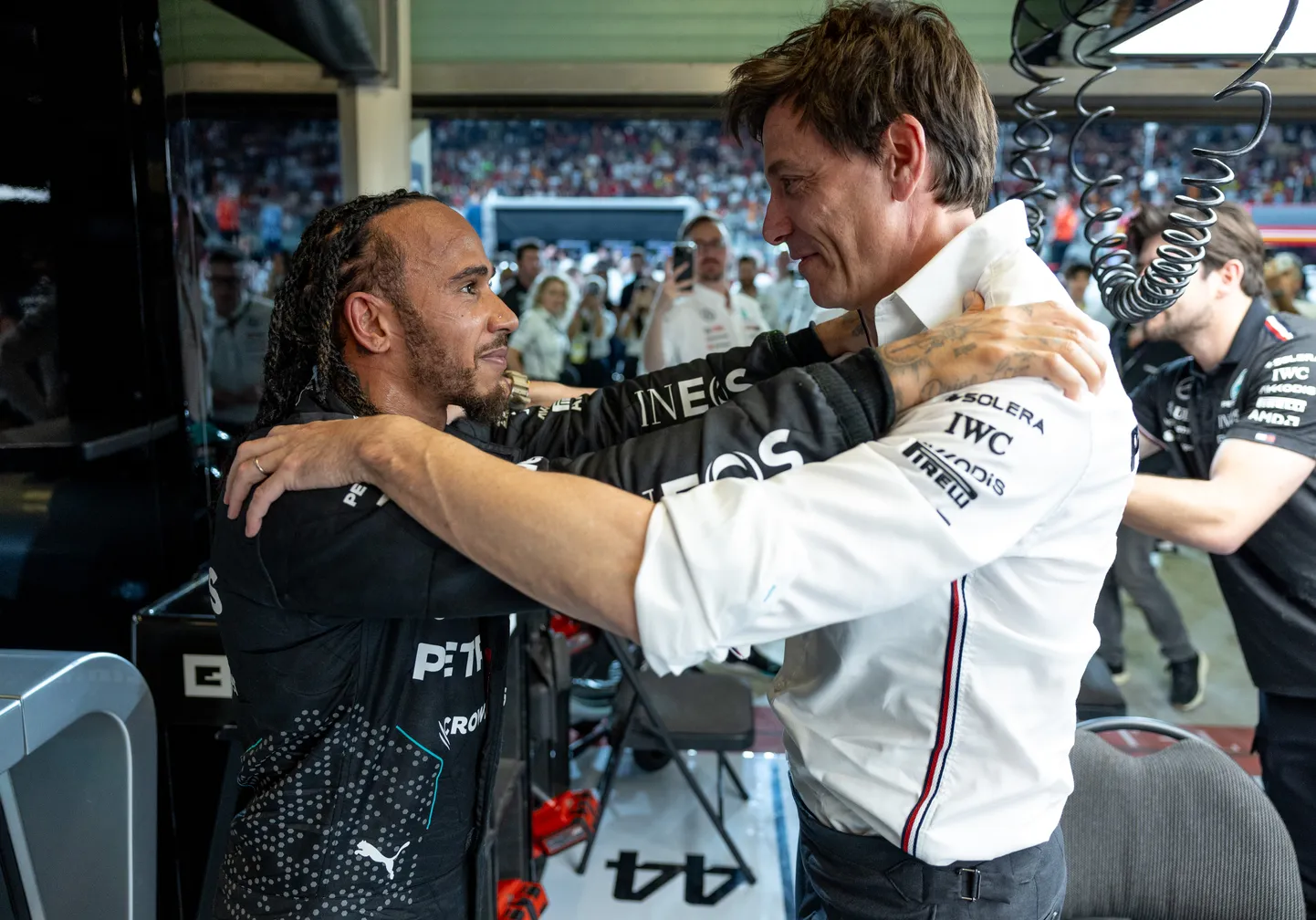 Lewis Hamiltoni (vasakul) ja Mercedese tiimipealiku Toto Wolffi edukas koostöö sai nädalavahetusega läbi.