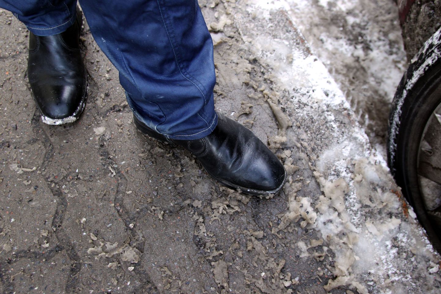 Tänavatele ja teedele puistatav sool võib rikkuda nii jalanõud kui ka püksisääred.