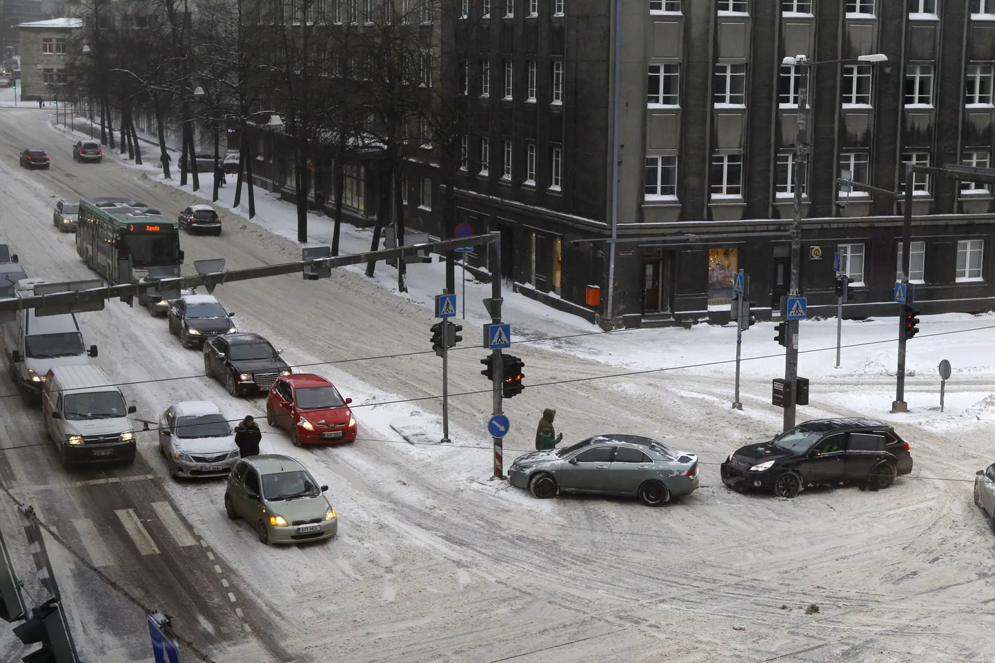 Liiklusõnnetus Tallinnas Narva maantee ja Pronksi tänava ristmikul.