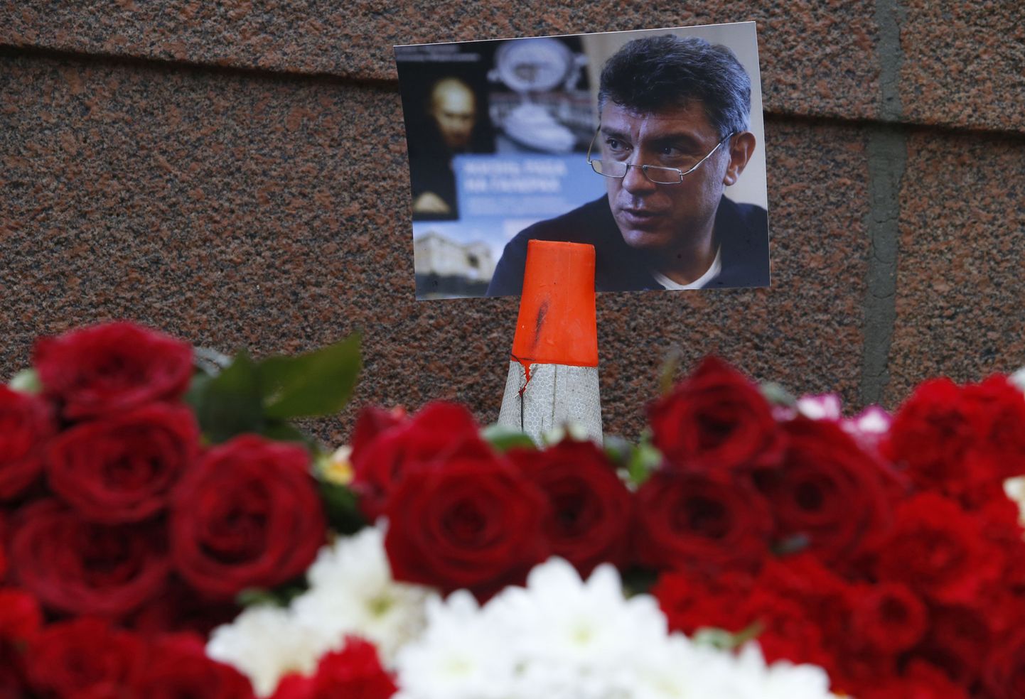 Kohalikud toovad Bolšoi Moskvoretski sillale Boriss Nemtsovi mälestuseks küünlaid ja lilli.