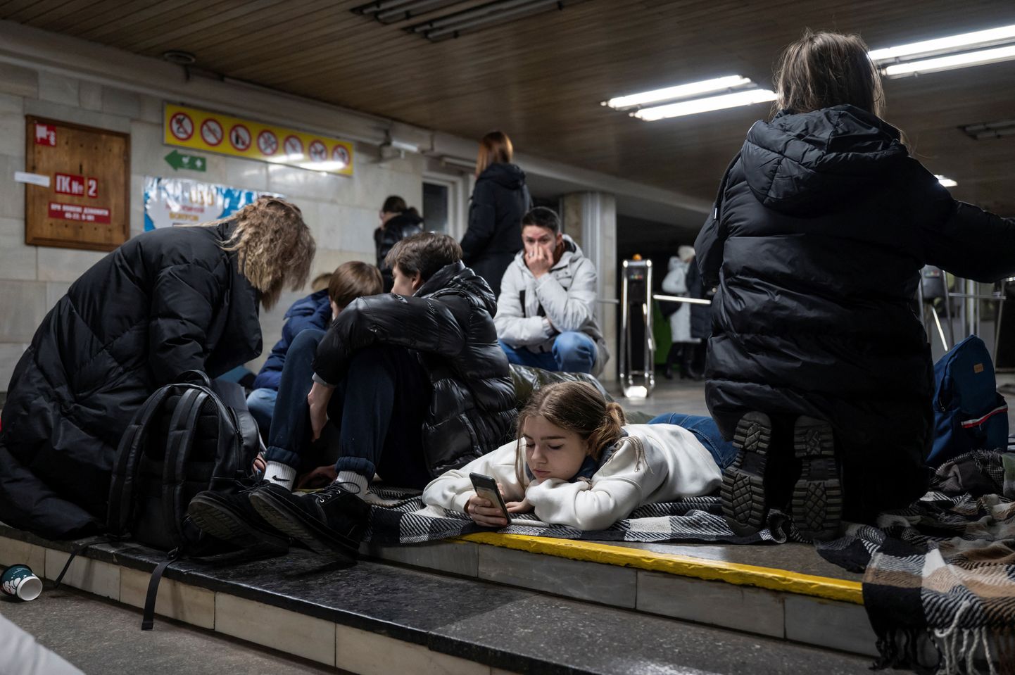 Iedzīvotāji patveras metro stacijā Kijivā no krievu raķetēm. 2023. gada 10. februāris.
