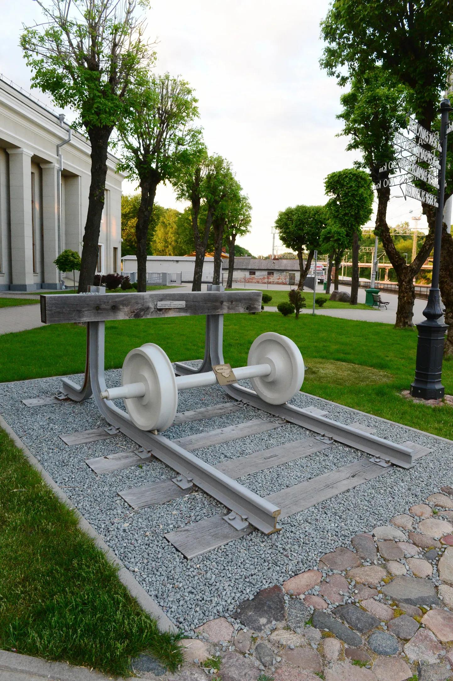 Rail Balticu monument Kaunase raudteejaamas.