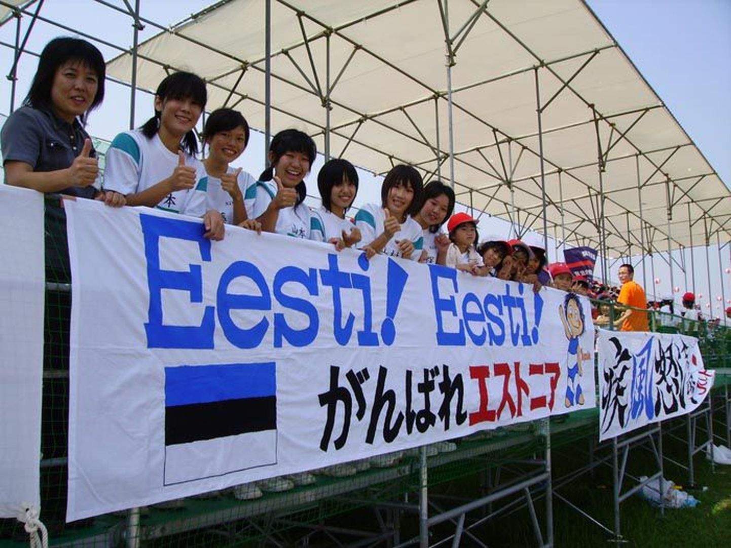 Loosung tribüünil reedab, et Eesti neljapaadimehed on võitnud Jaapani neidude südamed.