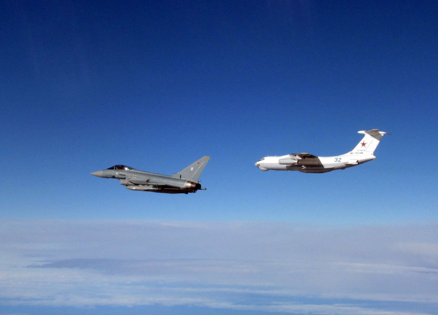 Перехват российского военного самолета истребителем "Тайфун" в небе над Балтийским морем, 14 марта 2023 года.
