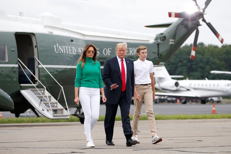 USA esiperekond: esileedi Melania Trump, president Donald Trump ja nende poeg Barron Trump augustis 2018 New Jerseys Morristownis