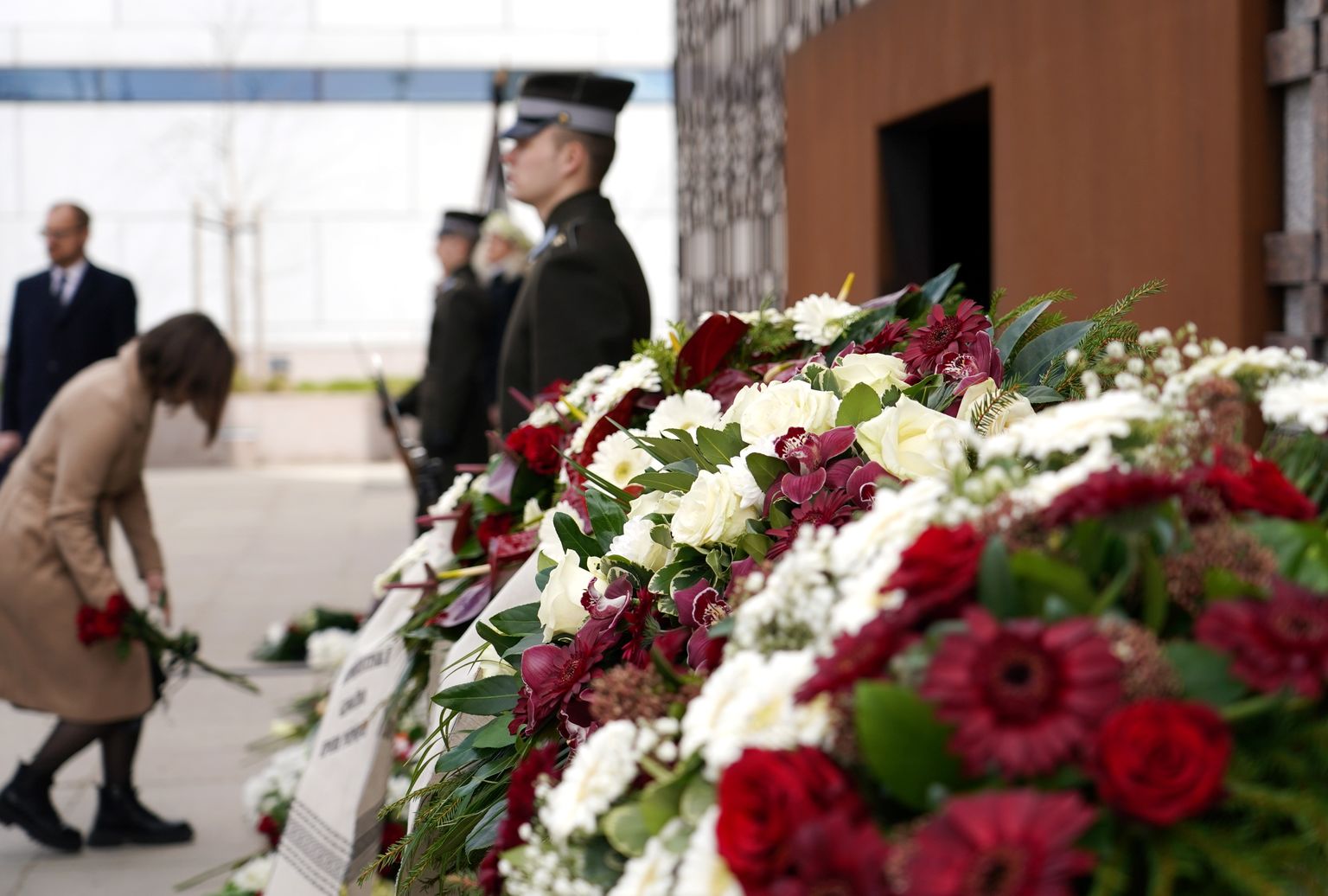Цветы у памятного мемориала в честь жертв советской оккупации.
