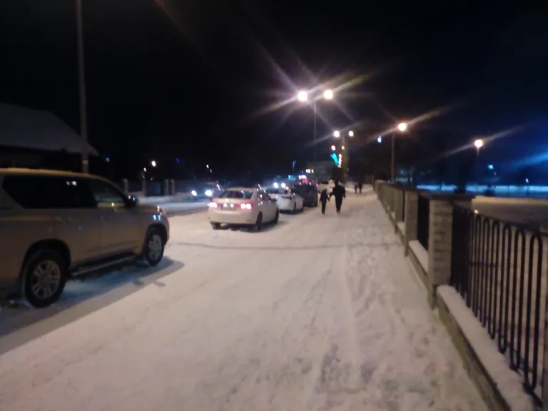 Водители паркуются на тротуаре.