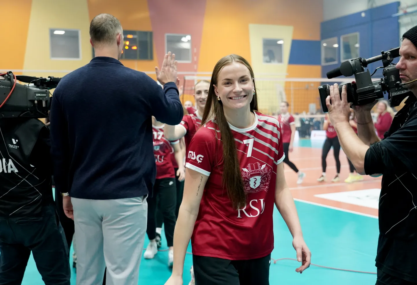 "Cewood" Latvijas kausa volejbolā uzvarētājas "RSU/MSĢ"  komandas spēlētājas apbalvošanas ceremonijā "Rimi" Olimpiskajā centrā.