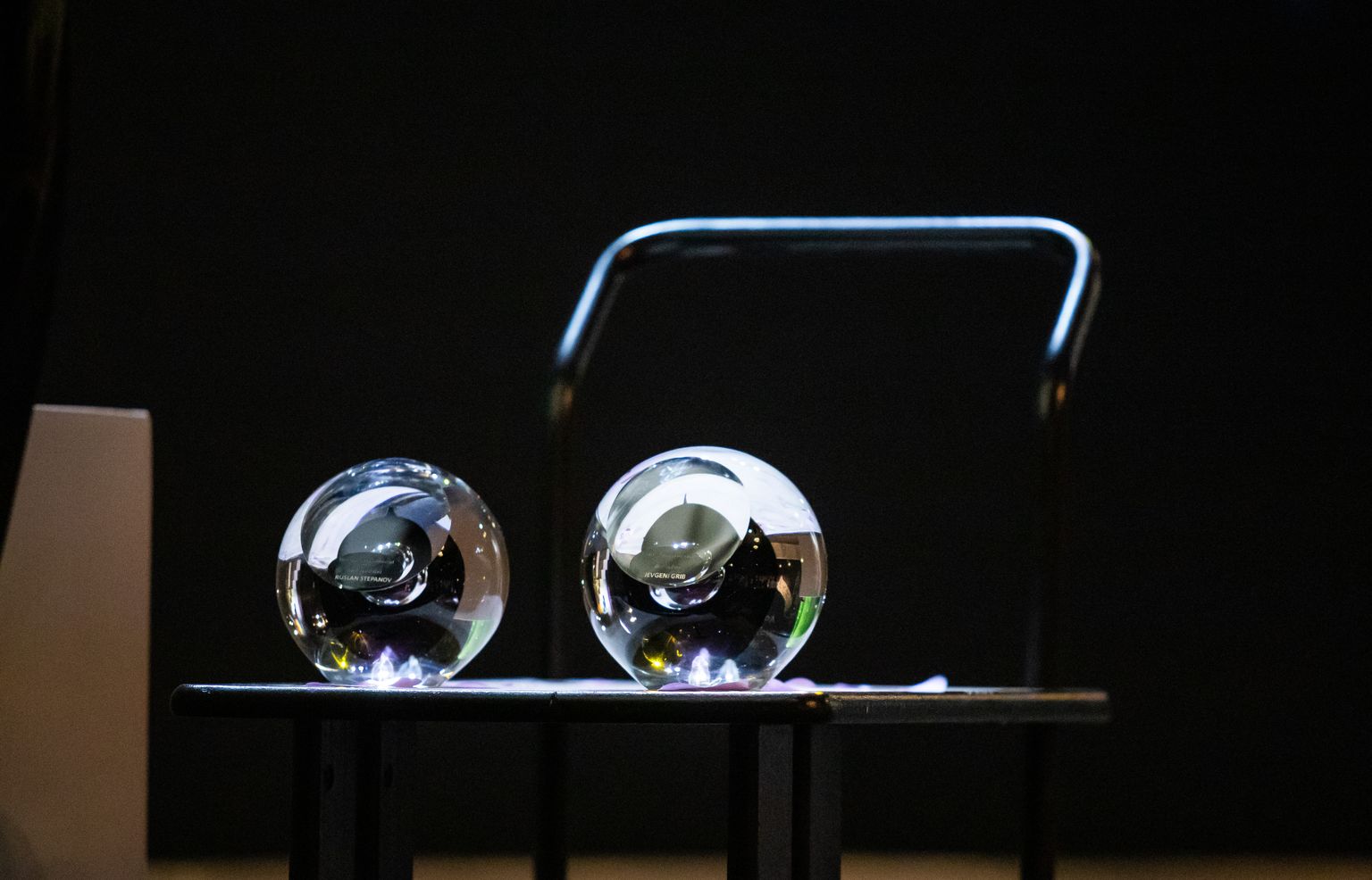 Eesti teatriliidu juhatus otsustas aastal 2006 hakata aastaauhinna laureaatidele andma Ivo Lille klaaskuuli "Theodori silm".  Foto on tehtud teatripäeva peol 2019 Rakvere teatris.