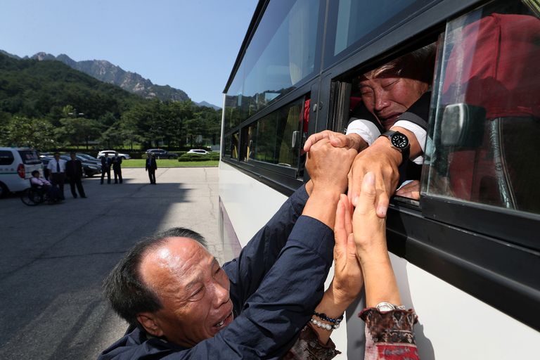 Põhja- ja Lõuna-Korea konflikti tõttu lahutatud pere liikmed teineteisega hüvasti jätmas taaskohtumise viimasel päeval Kumgangi kuurortis Põhja-Koreas 26. augustil 2018.