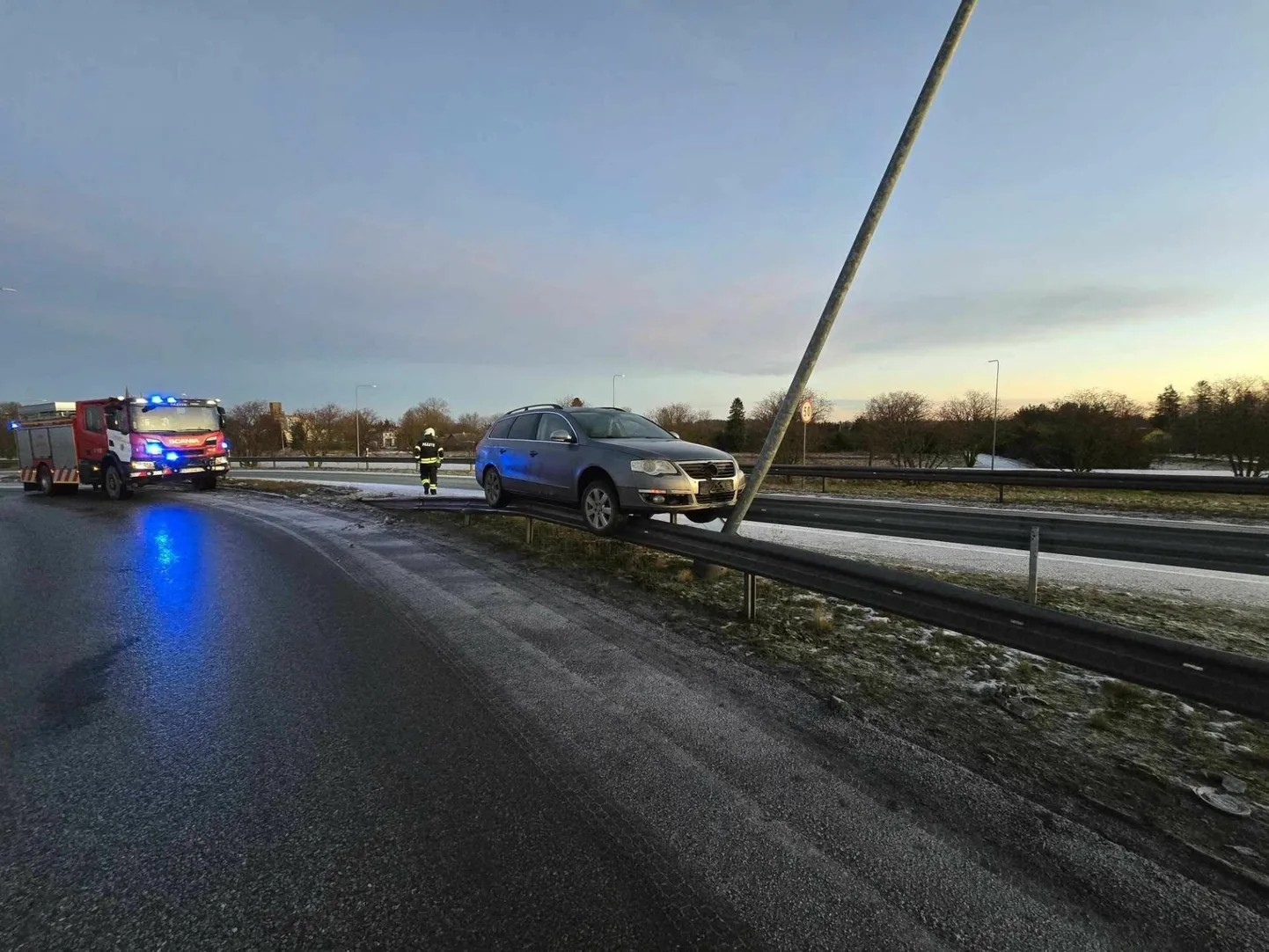 Auto peatus nii täpselt kahe teepiirde peal, et mõni mehaanikuhingega inimene oleks seal saanud õlivahetuse ära teha.