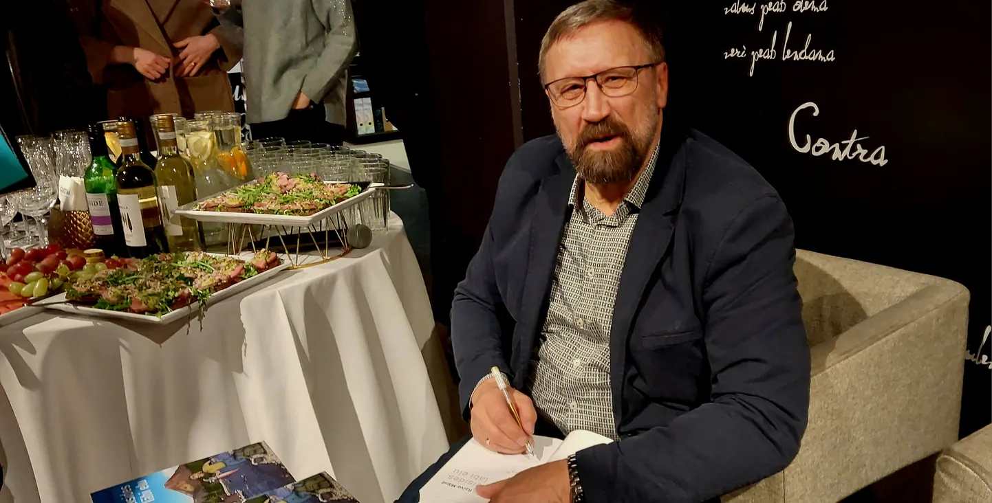 Raivo Mänd autogramme jagamas, järjekord tekkis pikk.