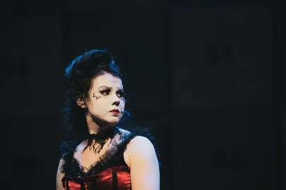 Carmen (Laura Niils).