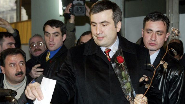 Михаил Саакашвили голосует на президентских выборах 2004 года.