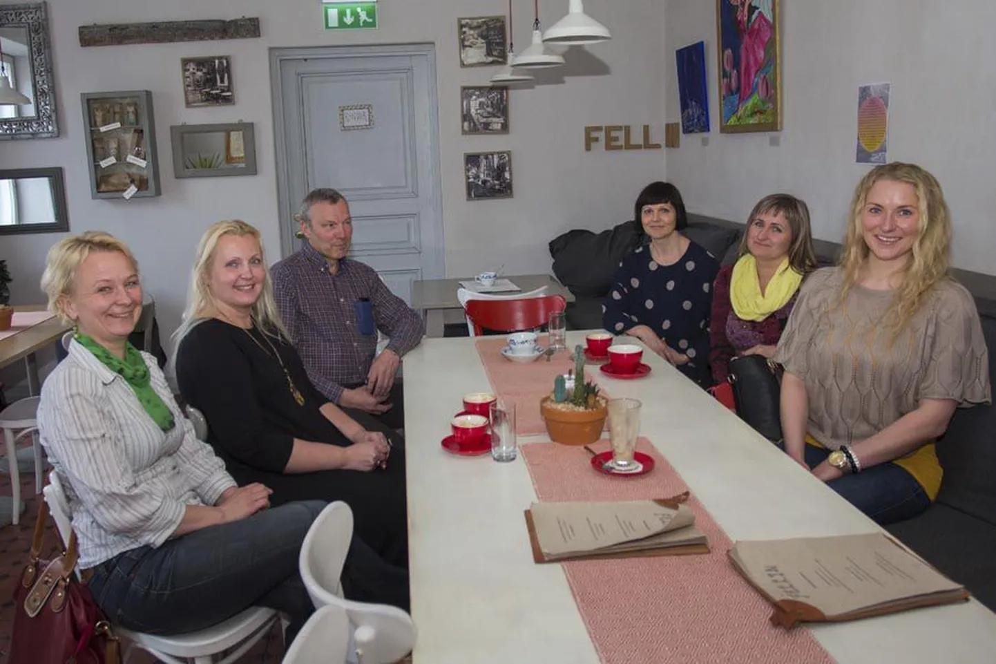 Viljandi Kesklinna kooli lapsevanemad (vasakult) Kadri Oras, Reta Lepp, Margus Rekor, Marge Tampere, Piret Mädamürk ja Edith Naarits soovisid ajakirjanikega kohtuda, lootes sel moel tekitada üleüldisem arutelu lisavaheaja üle. Kõik nad olid seda meelt, et uus vaheaeg mõjus lastele hästi ja tasakaalustas õppetööd.