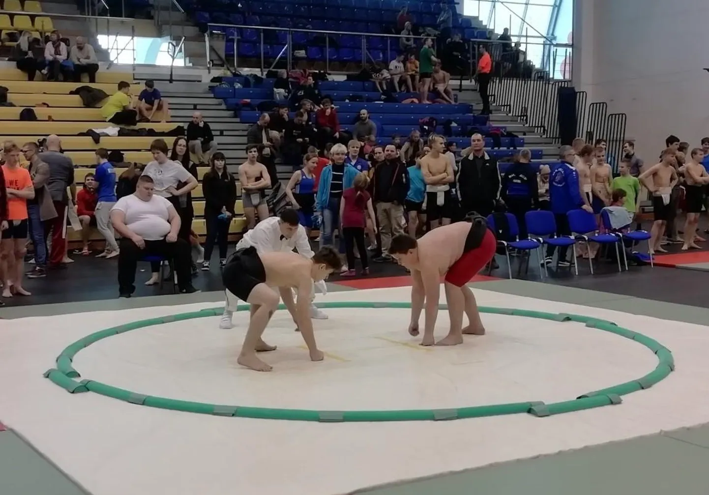 Martin Ottokar (vasakul) võitis Eesti noorte meistrivõistlustel sumomaadluses kolm kuldmedalit.