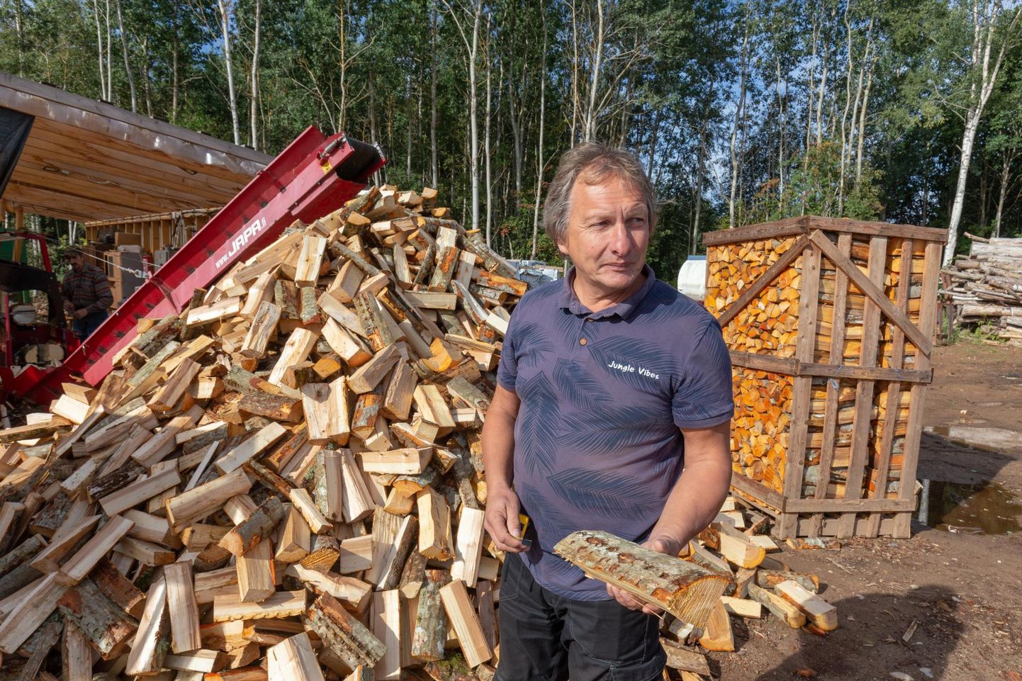 Kesk-Eesti küttekontori tootmisjuhi Tarmo Vaalmäe sõnutsi ostetakse küttepuid hinnatõusust hoolimata, kuid inimesed soovivad üsna väikseid koguseid korraga.