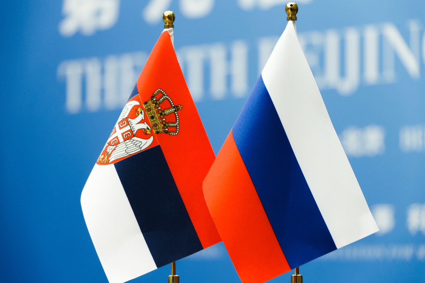 Флаги Сербии и России.