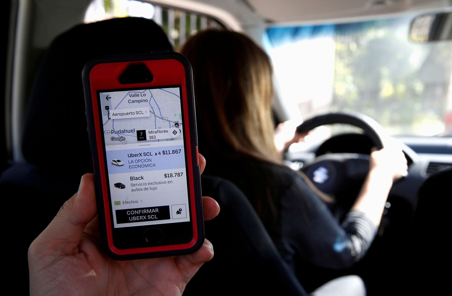 Mobiiltelefon Uberi rakendusega autos, mida juhib Uberi üks taksojuhtidest.