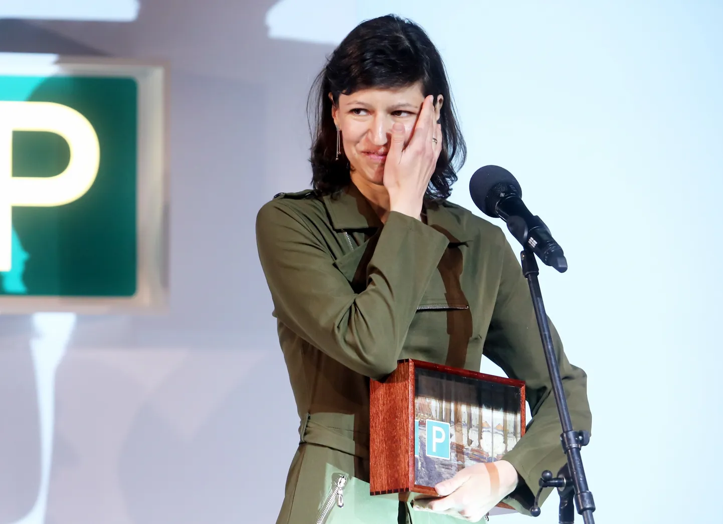 Māksliniece Ieva Epnere ar saņemto Purvīša balvu par personālizstādi "Dzīvo atmiņu jūra" balvas pasniegšanas ceremonijā mākslas centrā "Zuzeum".