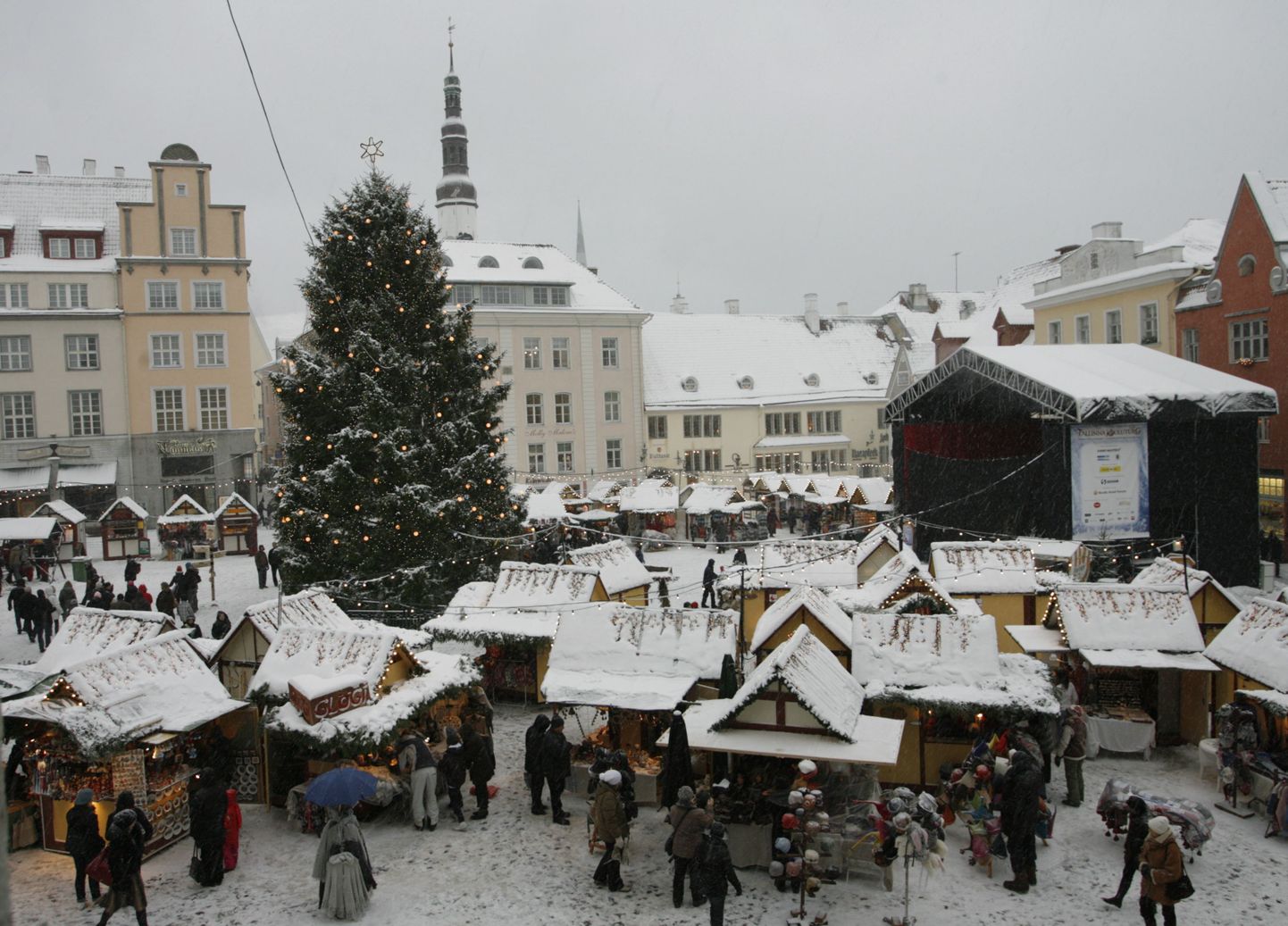 Рождественский рынок на Ратушной площади.
