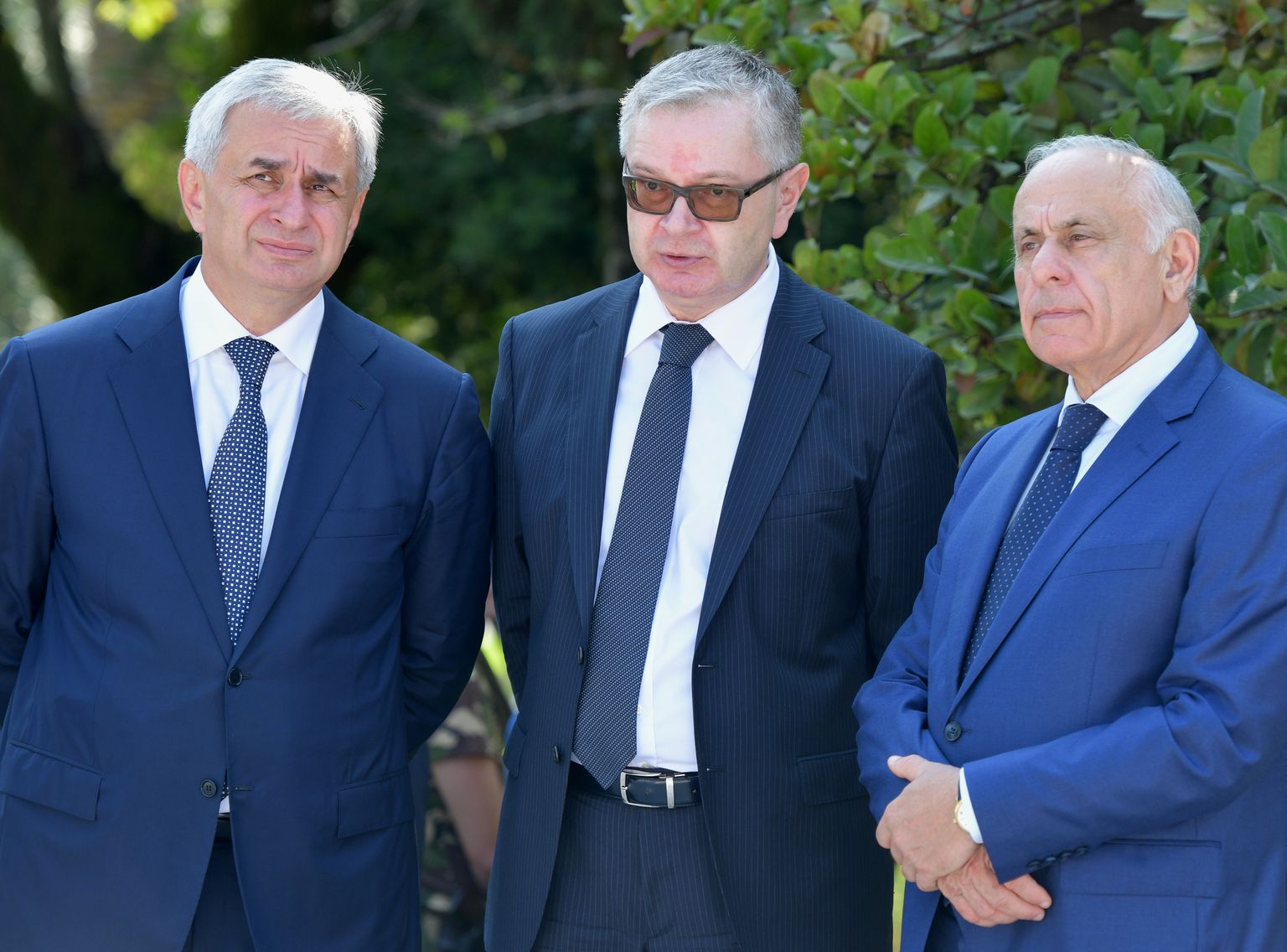 Separatistliku Abhaasia peaminister Gennadi Gagulia(paremal) koos Vene suursaadiku Aleksei Dvinjanini (keskel) ja president Raul Hadžimbaga.