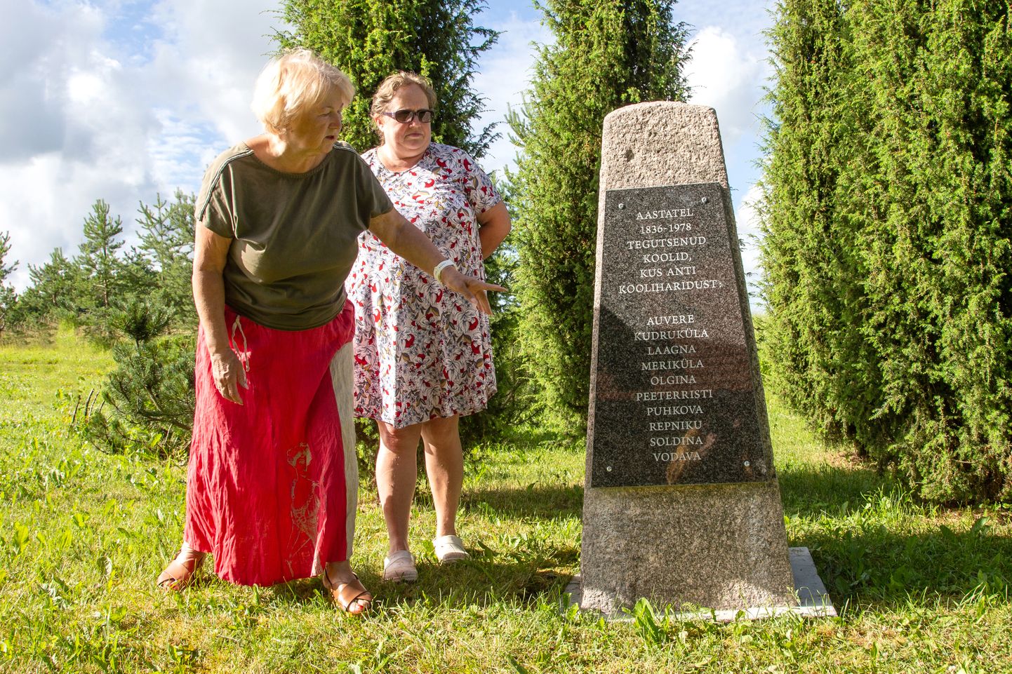 Eevi Paasmäe ja Uta Kroon-Assafrei ütlevad, et nimekiri aastatel 1836-1978 piirkonnas tegutsenud koolidest on tegelikult isegi pikem, kui tahvlile kirja sai. Näiteks Vaivara kooli mälestuskivi on kunagise kooli asukohas.