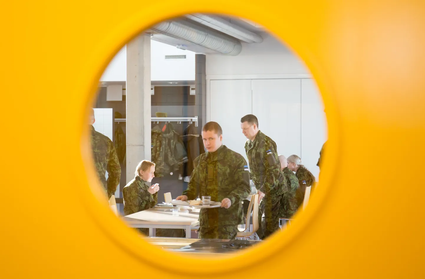 Kaitseväelaste toit on valmistatud valdavalt kohalikust toorainest. Pildil Ämari lennubaasi söökla.