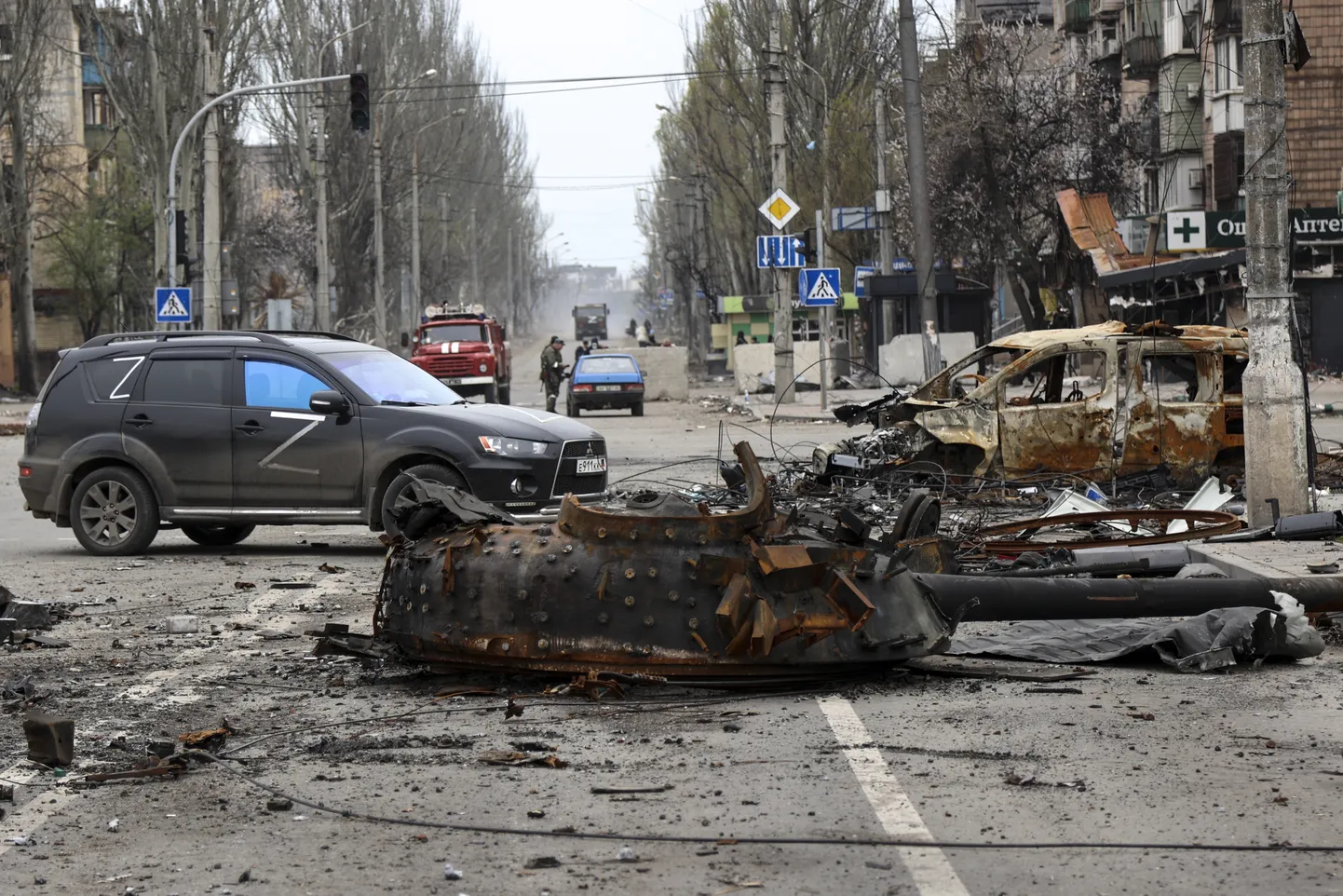 Hävinenud Vene tanki soomustorn Ukrainas Mariupolis, mille Vene väed on kolmest küljest ümber piiranud. Foto on tehtud 23. aprillil 2022