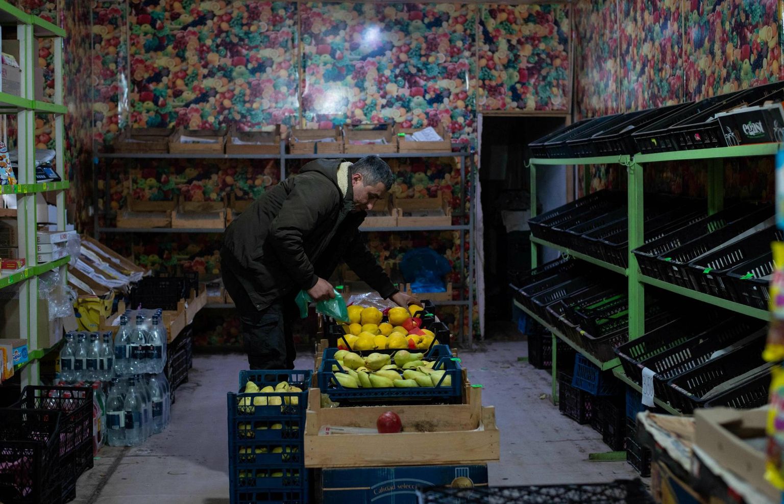 Mees 23. detsembril Aserbaidžaani Mägi-Karabahhi pealinnas Stephanakertis tühjas poes puuvilju ostmas. 