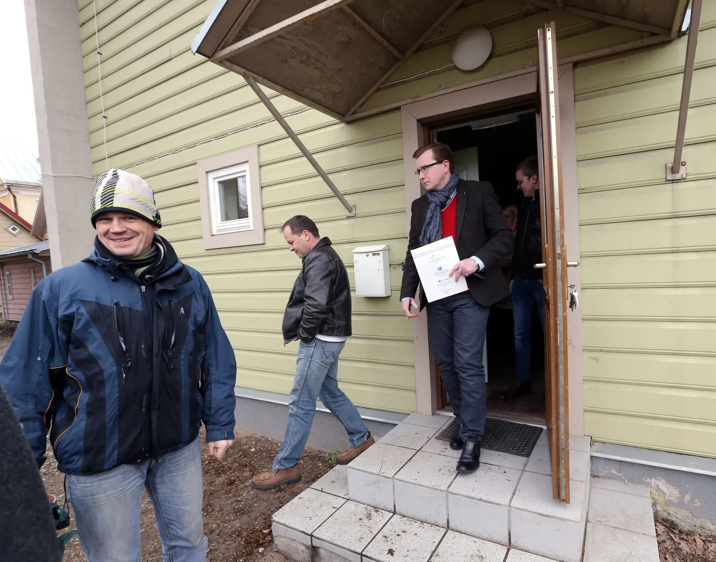 Karu lasteaia esindaja Marko Silm andis eile maja üle. Trepil seisab uut lasteaeda plaaniva Peetri kooli direktor Tarvo Siilaberg.