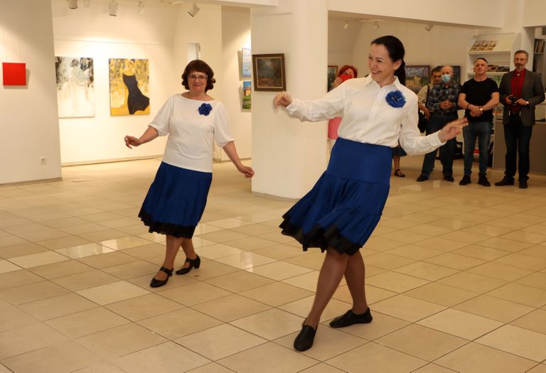 Lisaks kunstnike töödele tõstsid näituse avamisel tuju ka tantsijad.