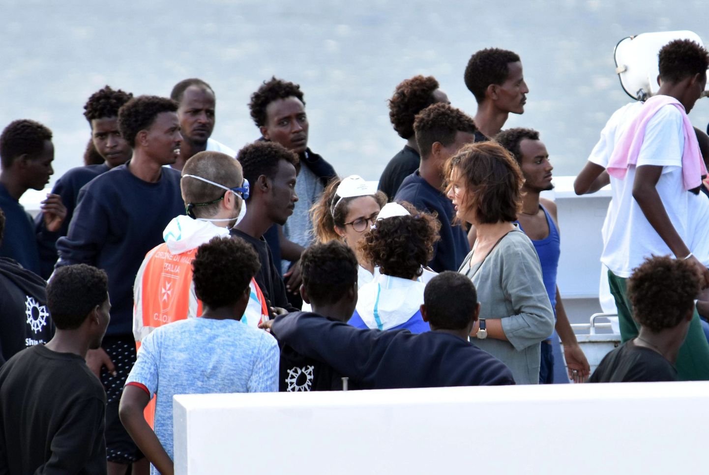 Беженцы на судне у берегов Италии. Иллюстративное фото.
