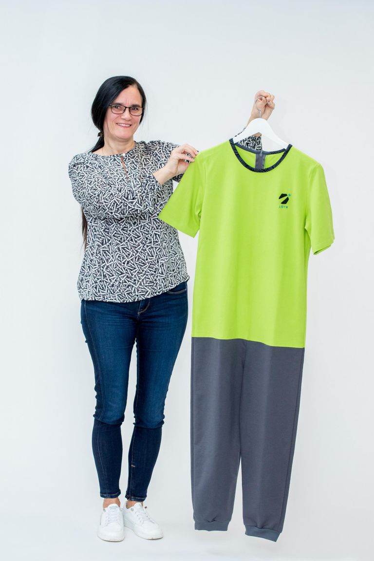 Merli Varner firmast LÕTK OÜ õmbleb rõivaid hooldusasutuste klientidele.