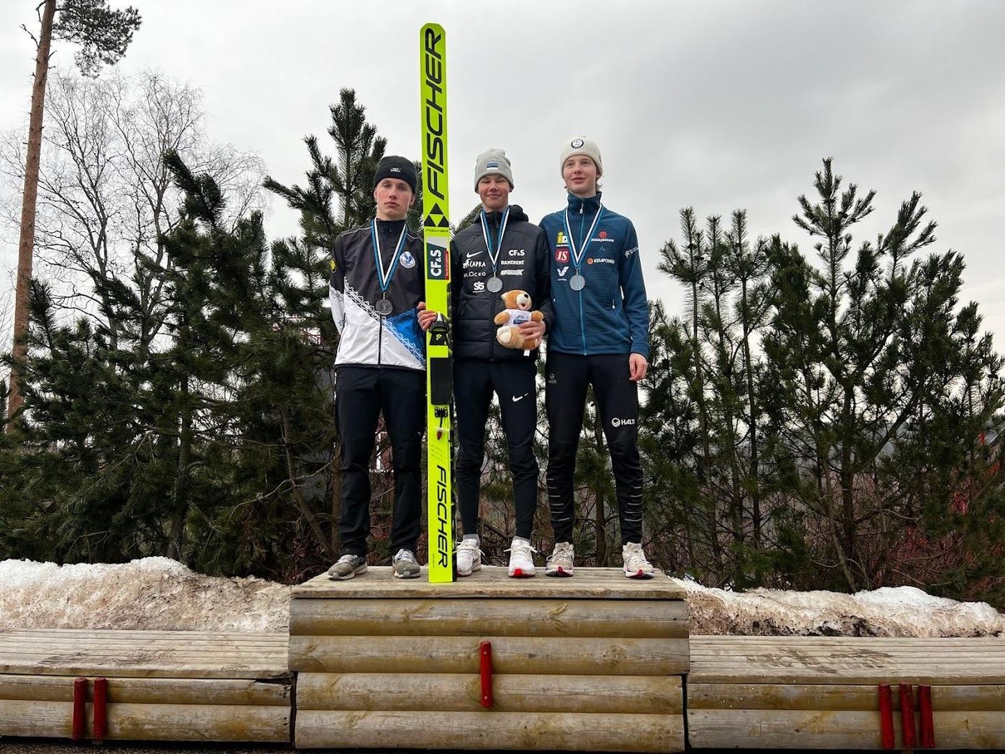 Suusahüpete individuaalvõistluse medalivõitjad: keskel Kaimar Vagul, vasakul Andero Kapp ja paremal Eeli Keränen